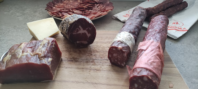 Domaći kulen, kobasice i suhomesnato meso na drvenoj dasci